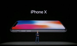 四个「小年」过去，iPhone 总算迎来连续三个「大年」